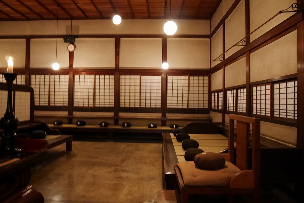 曹洞宗大本山總持寺 sojiji月例参禅会 坐禅会 のご案内私たちは日々の生活のなかで、自己と正面から向き合う時間をどれほど持っているでしょうか。 大本山總持寺では毎月参禅会を行なっております。 次回は4月5日土に行われます。 13:00受付開始 13:30 諸説名 14