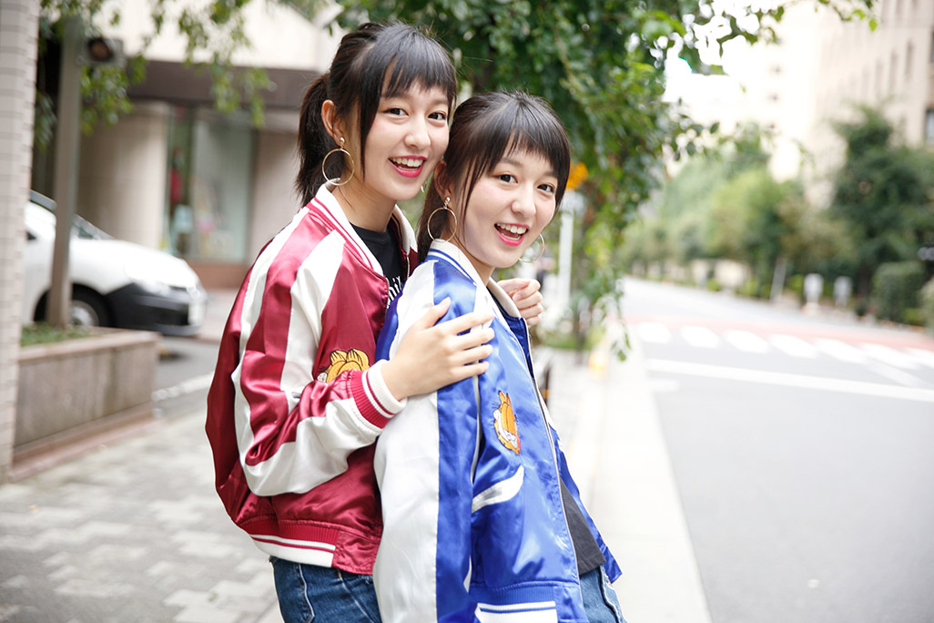 2人の小さな幸せな同じ双子の女の子が夏に自然の中で一緒に遊んでいます 女の子の友情と若者の概念 アクティブな子供のライフスタイル — ストック写真 ©olca9@mail.ru559186822