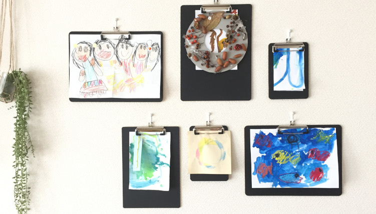 子供の作品の飾り方となりのしばふ