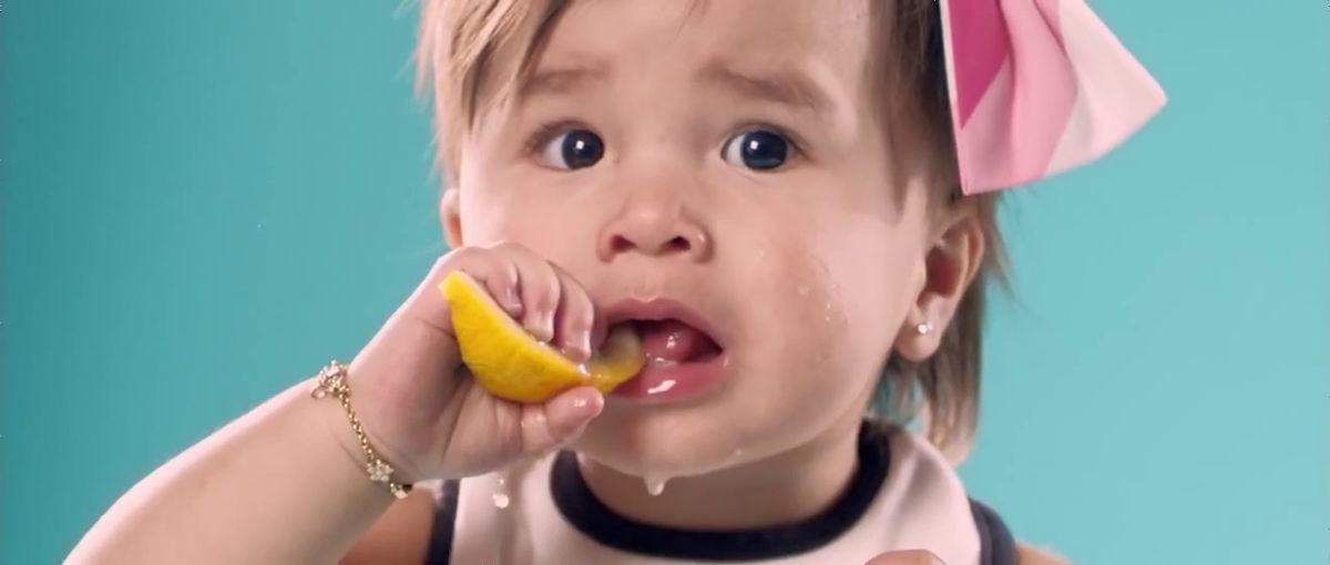 初めてレモンを食べる瞬間 1歳半赤ちゃん
