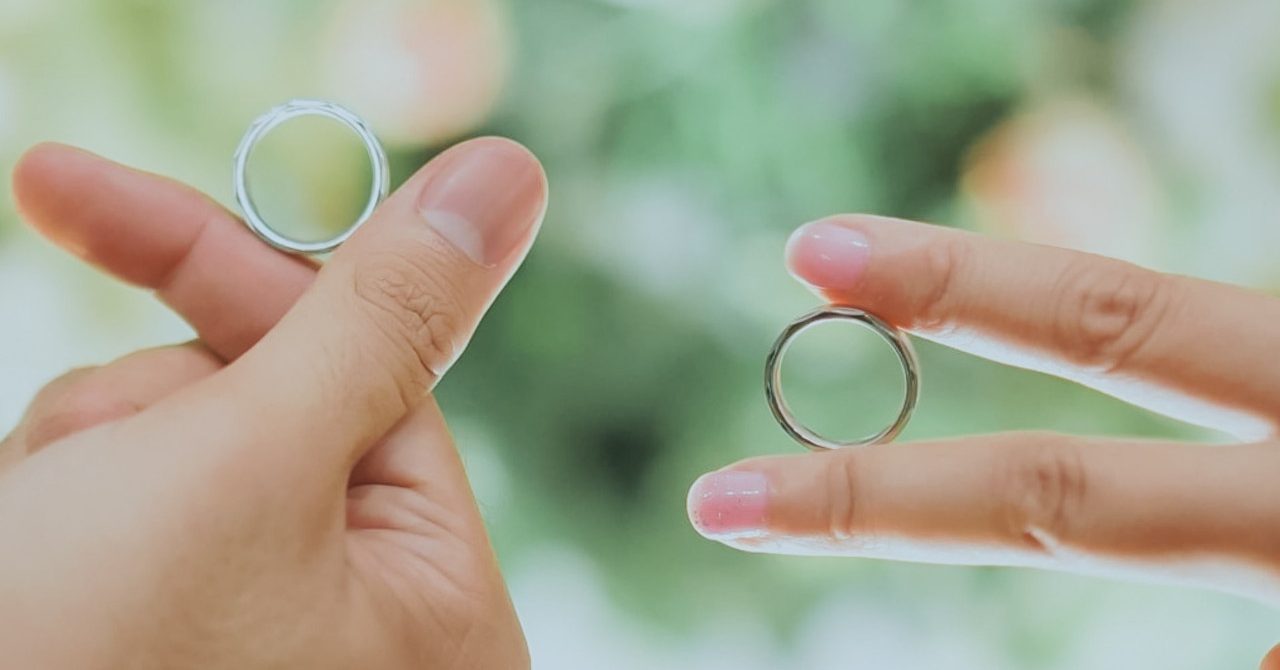 セルフ写真館「カップル 入籍フォト💍💕」 ポーズ8選！！ セルフ写真館に来たものの、 ポーズどうしよう 。 どう撮ったらいいのかわからない！！おしゃれに撮りたい！！ ポーズに迷ってしまうと時間をロスしてしまう😱 そうならないためにも、ぜひこちらを参考にしてみて