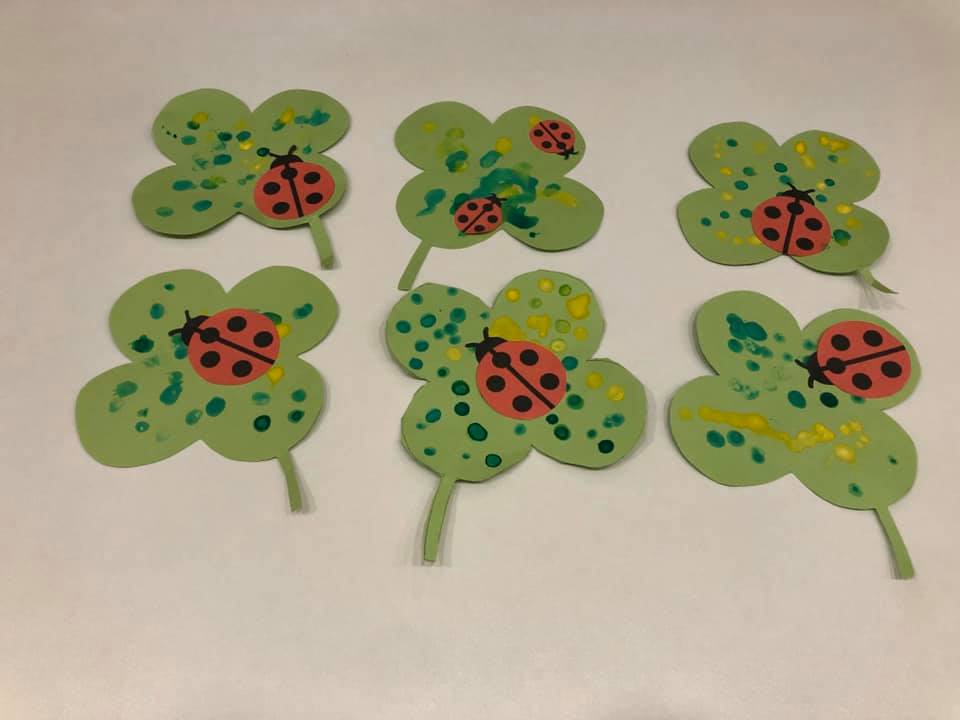 5月の製作です✨ 🐥ひよこと四葉のクローバー🍀🐞 子どもが手を加えたのは ・ハンドペインティング 四つ葉のクローバー・お絵かき ひよこ・てんとう虫・糊貼り ひよこ・てんとう虫・四葉のクローバーです😊 こちらは、3歳児と一緒に作りました✨ 「
