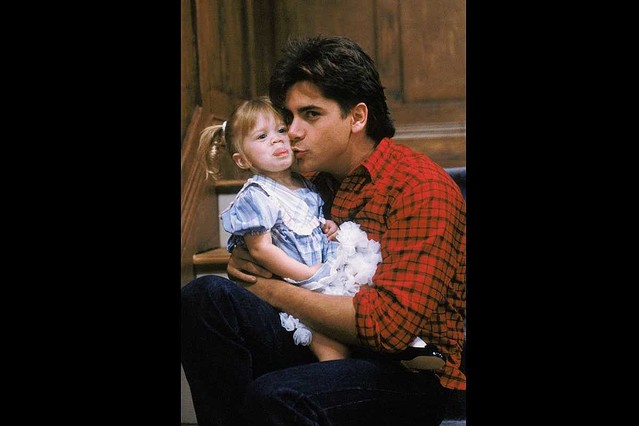 フルハウス」ジェシーおいたん役ジョン、妻子とアラジン風コスでディズニーランドへ つれない息子は衣装を叩き落として大爆笑 1 2ねとらぼ