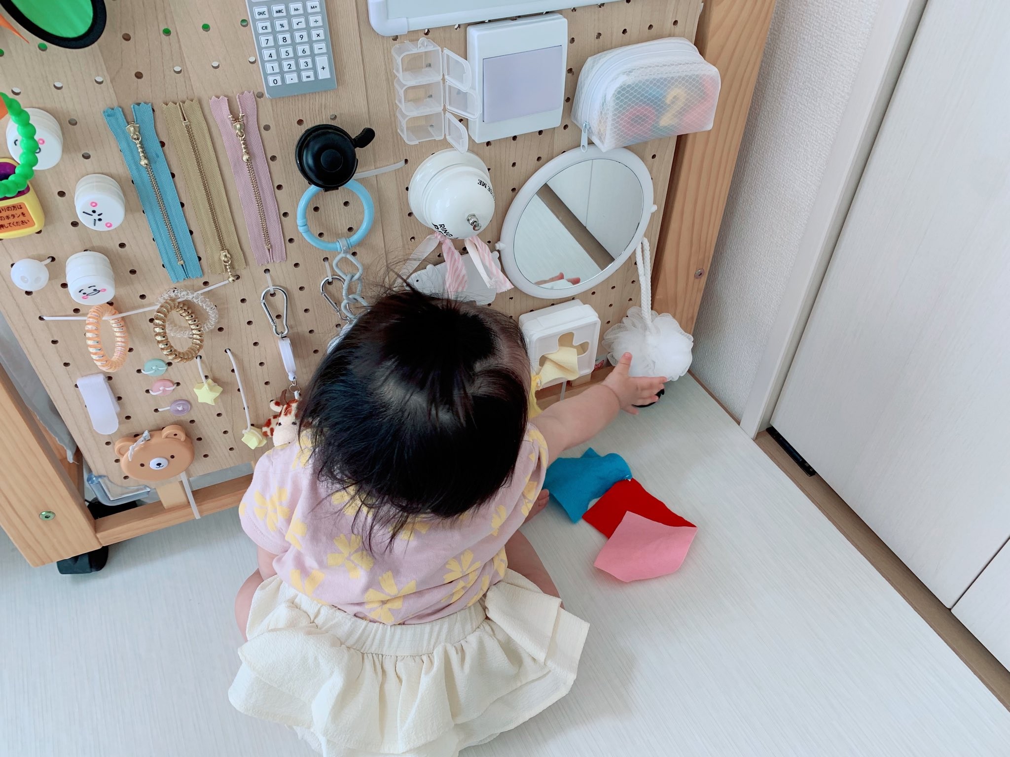 やけに静かな三つ子の赤ちゃん、パパが様子を見に行くと仲良く絵本を読むかわいい後ろ姿に「天国のような光景」「かわいいが大渋滞」 1 2ねとらぼ