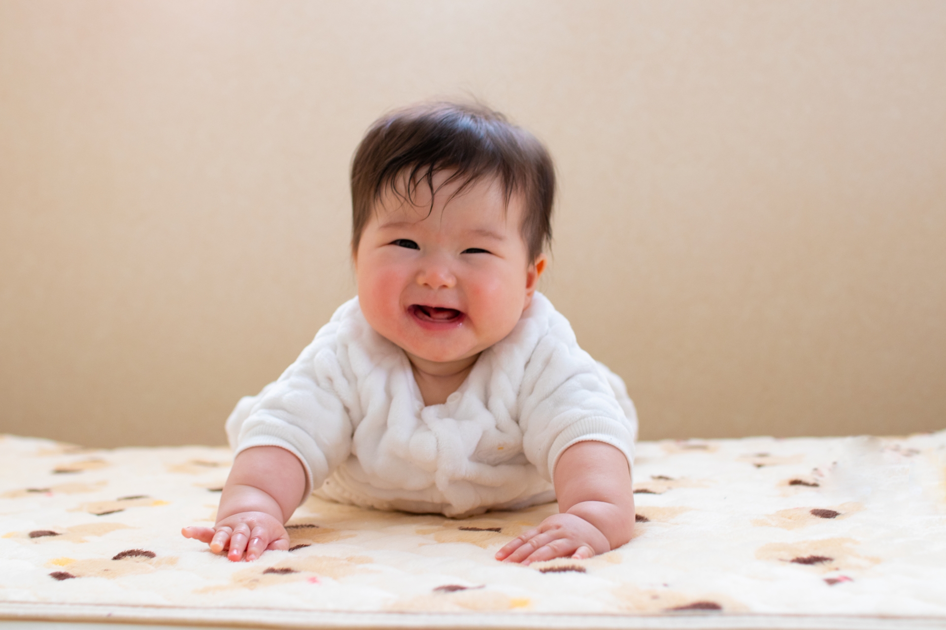 うつ伏せと腹ばいの違いとは？ うつ伏せのやり方とは？ 本日は、腹ばいのお話しです。うつ伏せ寝はSIDS 乳幼児突然死症候群 の予防のため、推奨されてない事をご存知の方も多いと思います🍀 うつ伏せは睡眠姿勢、腹ばいは起きている時にとる姿勢という風にお考え