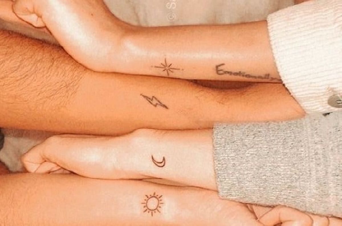 ご家族のイニシャルを⚡️ あまりハードでないOLD.Eでとのこと。 お客様の持つ雰囲気に合わせ レターに曲がりの柔らかさを 与え、文字を家族の繋がりのように触れさせて👌freehandtattoo blackinkletteringtattoo familytattooいれずみ タトゥー 刺青フリー