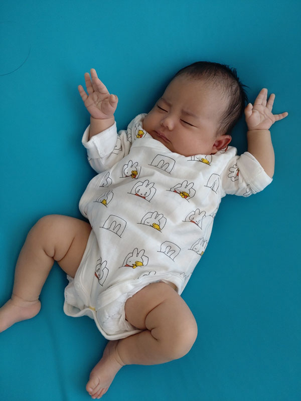 寝てる赤ちゃんの全身 女の子 生後4ヶ月 0歳 写真素材6590138- フォトライブラリ