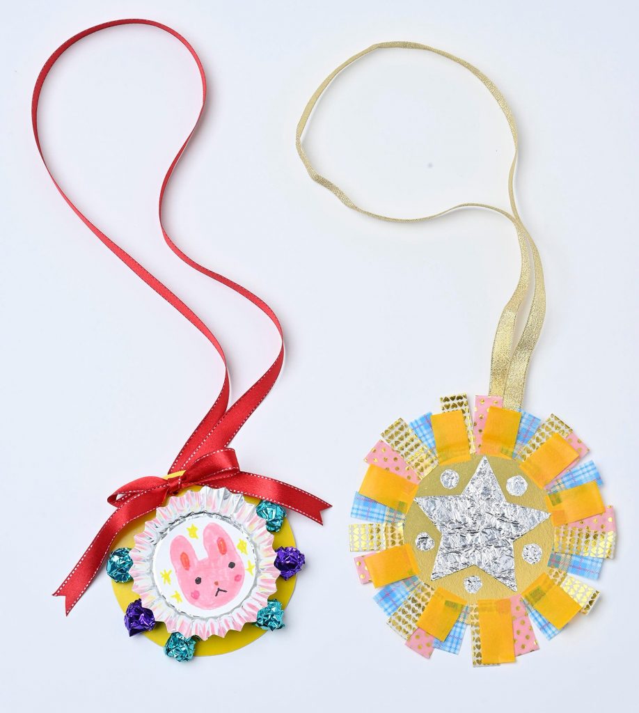 材料3つで楽しむお花のキラキラメダル〜プレゼントにうれしい製作遊び〜保育と遊びのプラットフォーム ほいくる