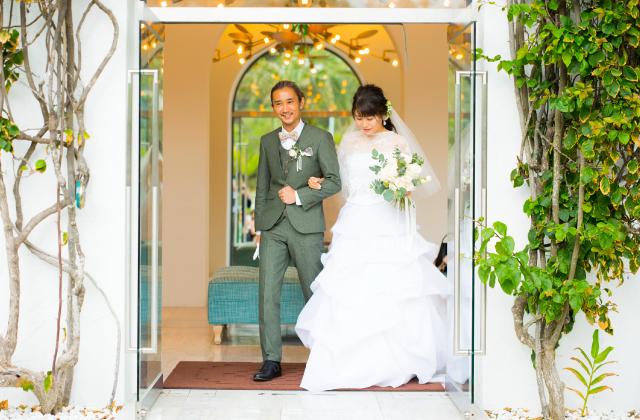 リゾートウェディングにおすすめの服装を男女別に紹介！TAGAYA BRIDAL - 京都・大阪・神戸の結婚式レンタルドレス