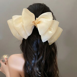 結婚式のお呼ばれにNGな髪飾りは？マナーOKなヘアアクセサリーまとめ - IKINAイキナ