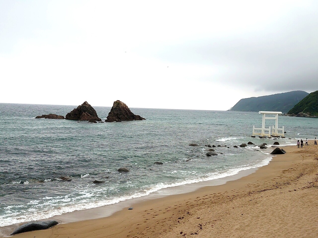 動画 福岡・糸島の二見ケ浦、夏至の前後の絶景 “今だけ”夫婦岩の間に沈む夕陽 西日本新聞me