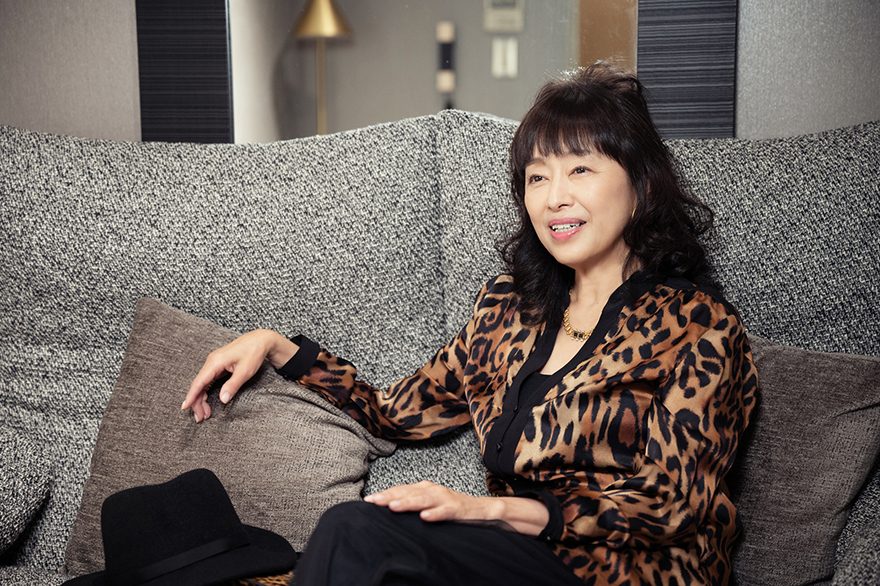 かたせ梨乃さん、介護を経て「人は90歳からでも新たな人生を歩みだせる」 – STORYストーリィオフィシャルサイト