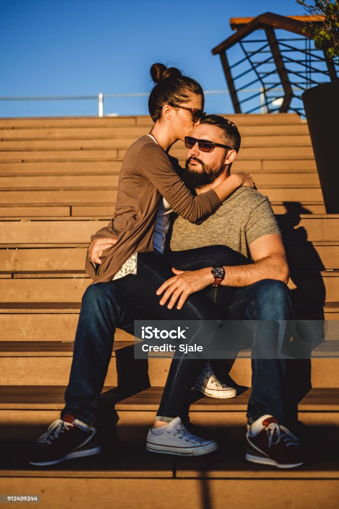 ハグの仕方でわかる彼氏の本気度をチェック！膝の上や座ってする時の男性心理とは？Smartlog