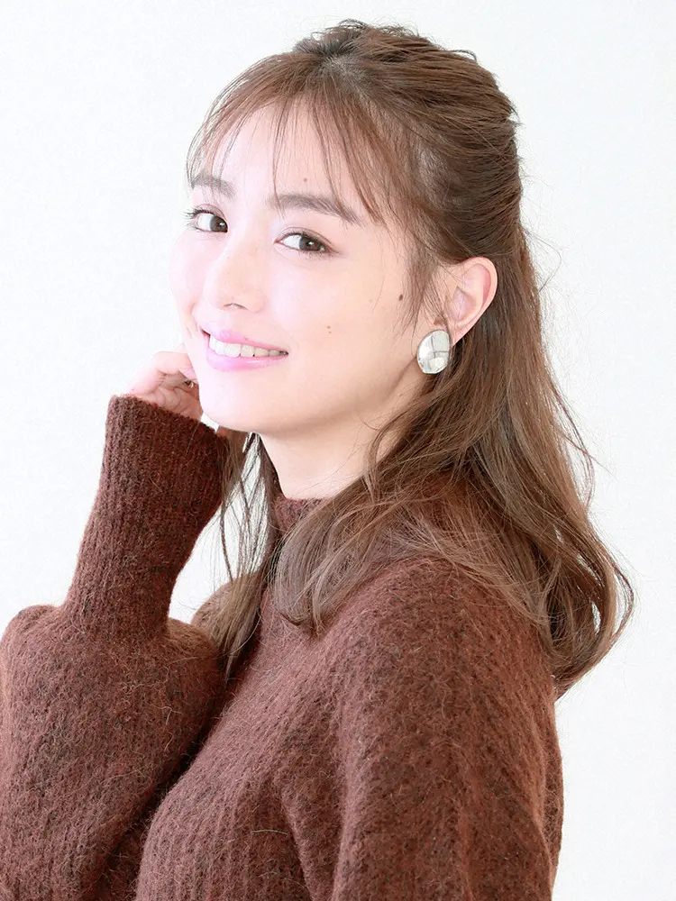 内田理央 、表彰式で池添に優勝トロフィー授与「予想は外れてしまいましたが、1日楽しく過ごすことができました」 プロキオンS ：中日スポーツ・東京中日スポーツ