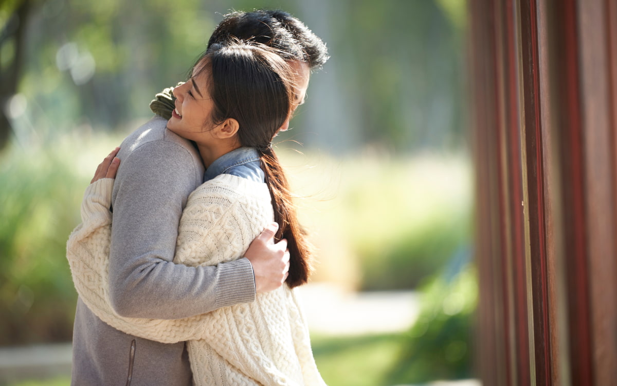 付き合う前にハグする男性心理とは？ハグの仕方で本気＆遊びを見極める方法女性の恋愛や出会いを応援する恋活ノウハウ・トレンド情報サイトハッピーライフウーマン