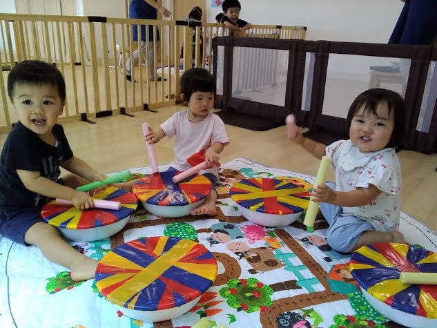 お祭りごっこ第2弾‼️✨ 先日はお神輿、この日はゲームで大盛りあがり🙌 子どもたちの笑顔と元気な声があふれて、 園じゅうにぎやかなお祭りムード🎶写真がたくさんあるので、まだまだお祭り投稿続きます🥳保育園認可外保育園保育園の日常製作あそびお祭り