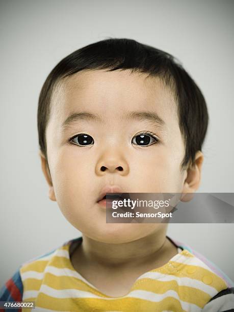 もちもちほっぺが可愛い女の子の赤ちゃんの写真・画像素材-Snapmart スナップマート