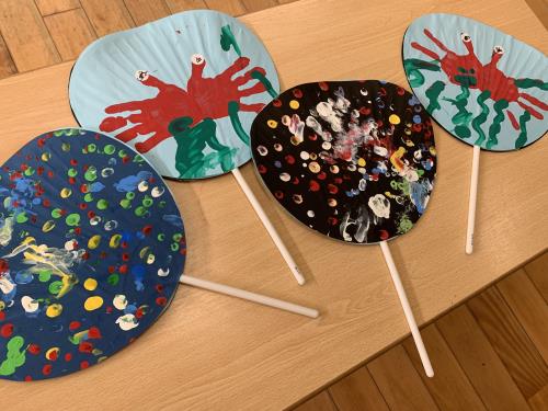 ⭐️ファミリーデイ製作⭐️ ママの日パパの日を兼ねて子供達から両親へメモスタンドのプレゼント❤️紙粘土に、自分で選んだビーズやストローを「ギュッギュッ！」っと埋め込んでつくりました。 「ママとパパへのプレゼントを作ろうね」 と伝えると「ママにあげる