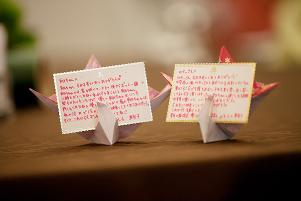 例文付き 結婚式席札カードのメッセージどうしてる？相手別におすすめ文紹介 - おしゃれな結婚式を綴るコラム ファルベ