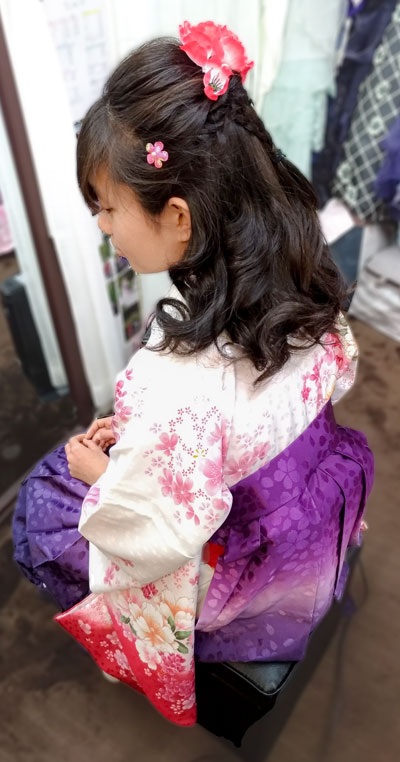 袴を着付けた小学生の卒業式・卒園式の髪型ヘアアレンジ美容室 よっしーの畑 浦安・新浦安・市川市・南行徳・行徳・葛西・江戸川区エリア