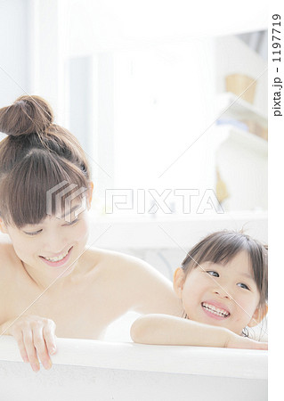 お子様が一緒にお風呂に入る人は？お風呂の中でやる事は何ですか？Mpac-マーケティング情報パック