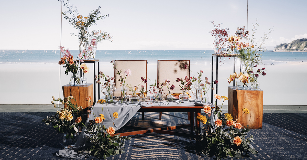 高砂 装飾セット 結婚式 披露宴 メインテーブル装飾 アーチ フレーム 布 高砂・メインテーブルをおしゃれに彩る装花アイデア集！華やか系～ナチュラル系まで 実例紹介結婚ラジオ結婚スタイルマガジン