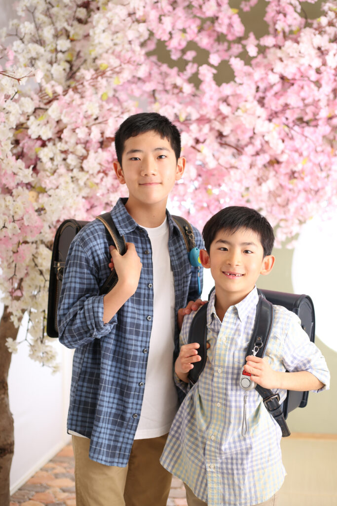 手をつないで歩く日本の小学生の兄弟 - ランドセルのストックフォトや画像を多数ご用意 - ランドセル, 小学生, 日本 - iStock