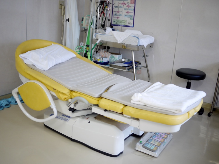 🎥無痛分娩の出産シーンなので見たい方のみ見てください☺️🙏✨, ・, えまちゃん今日で1歳半になりました🎂🎉✨, ・,大きな病気や怪我もなくすくすく成長しています☺️🌱, ・, 最近はお話もしてくれるようになり、可愛さが増して増してたまりません❤︎, ・,いろいろなことに興味があるので一緒にお散歩やお出かけをするのがすごく楽しいです😍♥️, ・, スクールに通い出してからの約半年🌸,