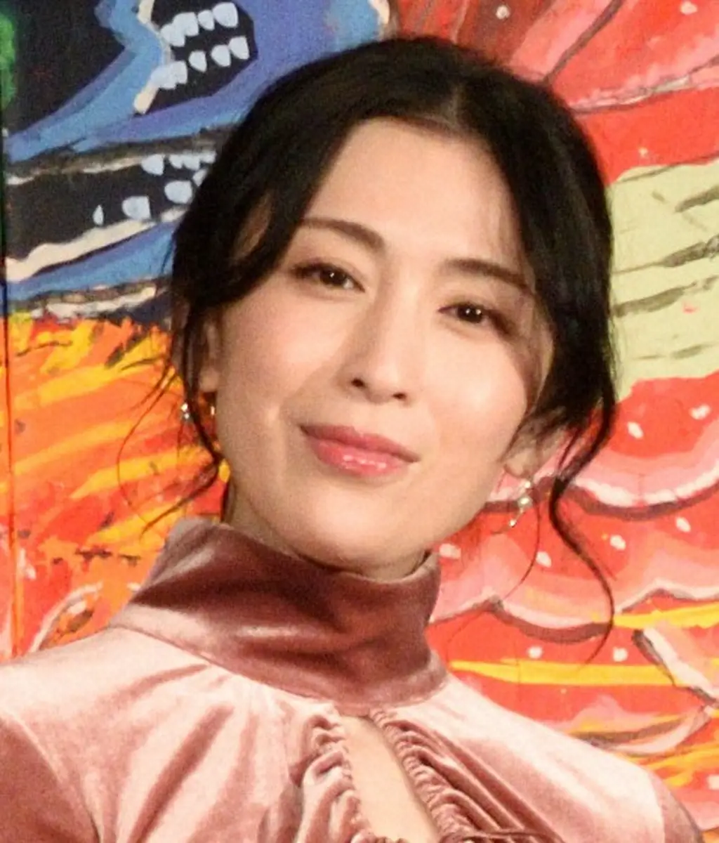 𝑳𝒊𝒌𝒆 𝑻𝒉𝒂𝒕 𝑯𝑰𝑵𝑨🩷 ヒナがやってみた！Pinterest風のハートポーズ、LIGHTSUMのヒナみたいに撮ってみない？📸特別な瞬間を写真に残したいなら、いろんなハートポーズでかわいい写真を撮ってみてください。手ハートや友達と作るハートポーズなど、いろんなハート写真の撮り方を紹介します🫶❣️ハートポーズのアイデア6選 1️⃣ ハートの中に閉じ込める 2️⃣