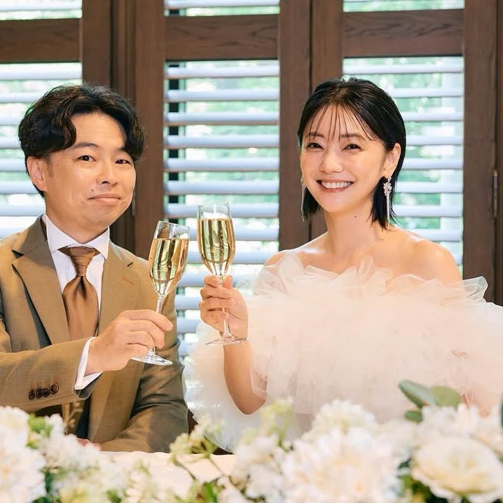 倉科カナ、ウエディングドレス姿で“夫”と2ショット「綺麗すぎる」「やっぱ妬けるな」 肩を抱いてニッコリオリコンニュース ORICON NEWS