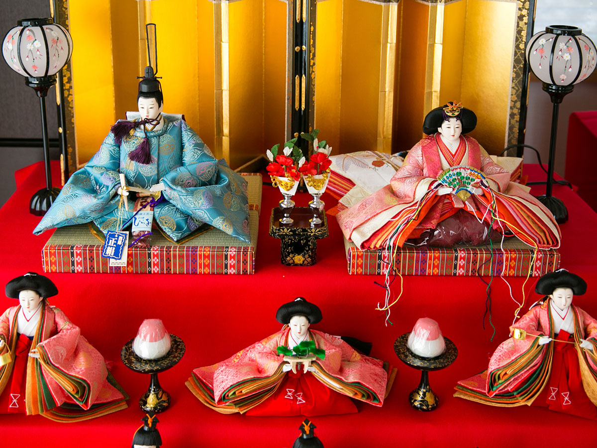 雛人形の七段飾りに飾る雛道具の配置と意味は？人形の東玉