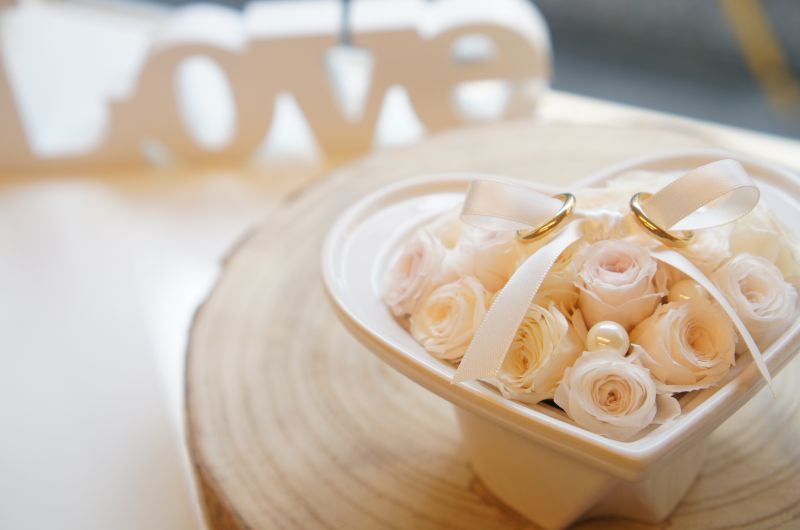 楽天市場 リングピロー 選べる3カラー 完成品 リング ピロー ガラス ケース ウェディングリング 指輪 可愛い おしゃれ プリザーブドフラワーウェディング ブライダル ギフト プレゼント 結婚 指輪置き 結婚指輪 結婚祝い 花 結婚記念日 リングガール リング置き リング