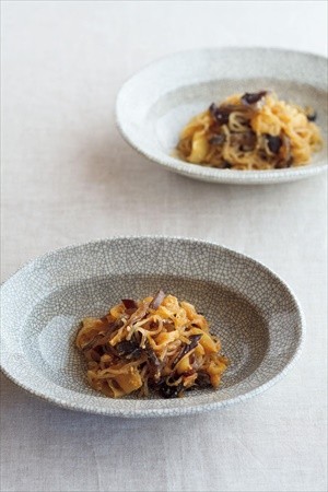 横山タカ子さんのレシピ本より。キャベツのもみ漬けなすの甘酢漬けきゅうりのにんにくしょうゆ漬け箸休めにぴったりの即席漬けは日持ちするから常備しています。 簡単だけど美味しい、忙しい毎日の助けになってくれます。 沢山もらった野菜は即席漬けに