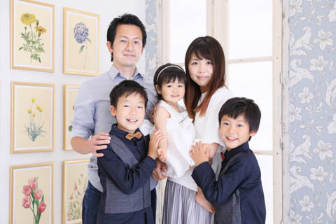 インスタ映えする家族写真とは⁉ おしゃれに撮るポイントとオススメのポーズをご紹介！こそだてまっぷ