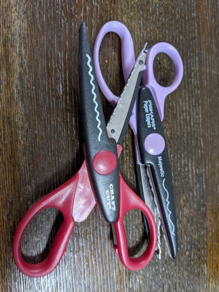 素敵なラッピングアイデア 5選今回は、周りと差がつく、素敵なラッピングアイデアをご紹介。 ギフトを贈る際は、ぜひ参考にしてみてくださいね。==================== □リボンを巻いたアレンジ 透け感のあるリボンを巻いたアレンジ。透明のボックスともよくマッチし