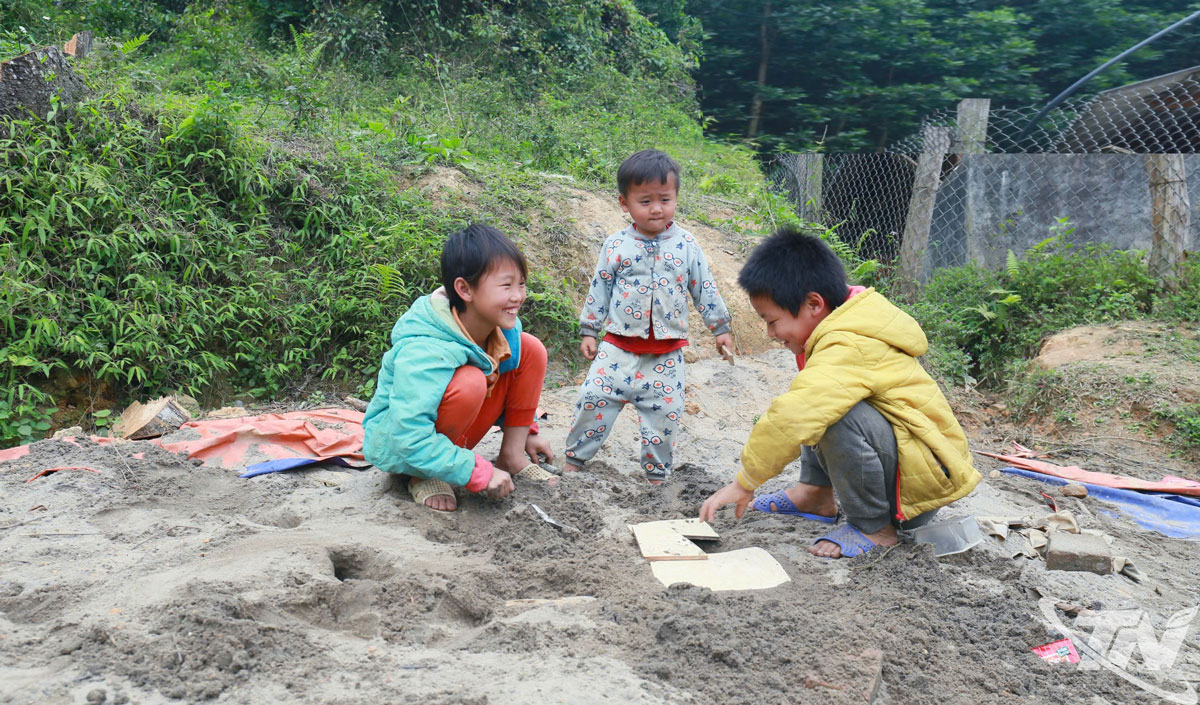 女の子用白リネンドレス素朴な花、リネン子供服女の子、出産祝い - ショップ MARCLO キッズドレス - Pinkoi