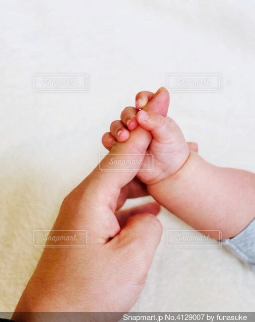 ほぐしてあげよう！赤ちゃん体操≪4≫ 握りこんだ親指に 上手にものをつかめる手に