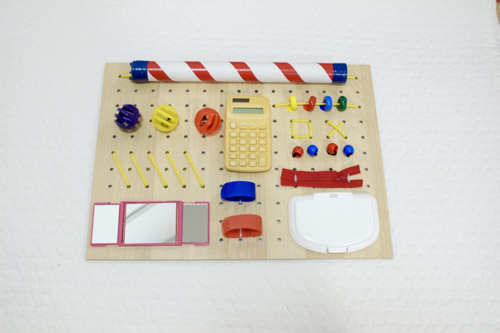 手作りおもちゃ 100均アイテムでビジーBOX作ってみた - YouTube