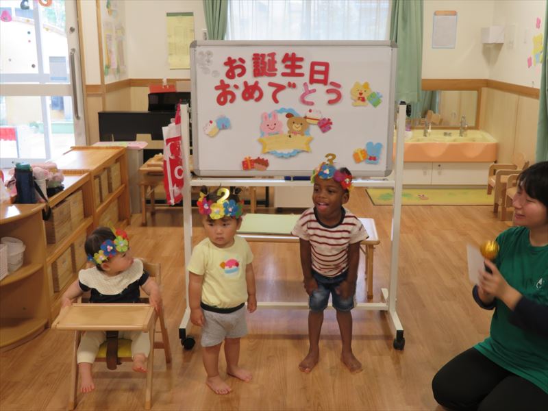 3月生まれのお友だちのお誕生日会をしました💐 ハッピーバースデーの歌に合わせて拍手をしてくれた おひさま組さん☀️ お楽しみのパネルシアター「どうぶつひろば」では動物の登場に指差しや笑顔を見せてくれました🎵 これからも保育園でたくさん一緒に遊んで 元気