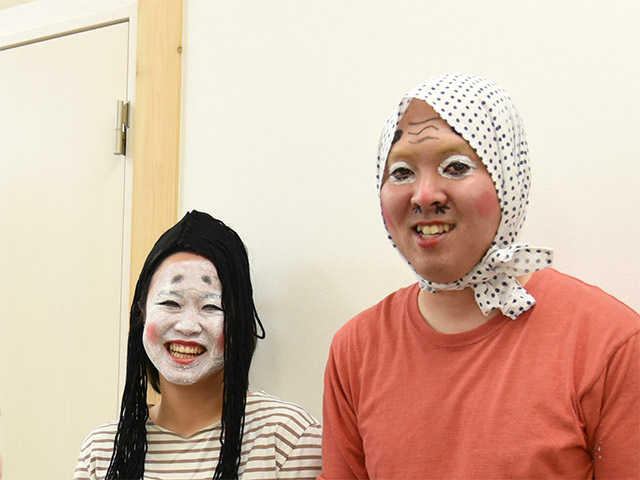 おかめインコ福笑い赤ヘルインコ