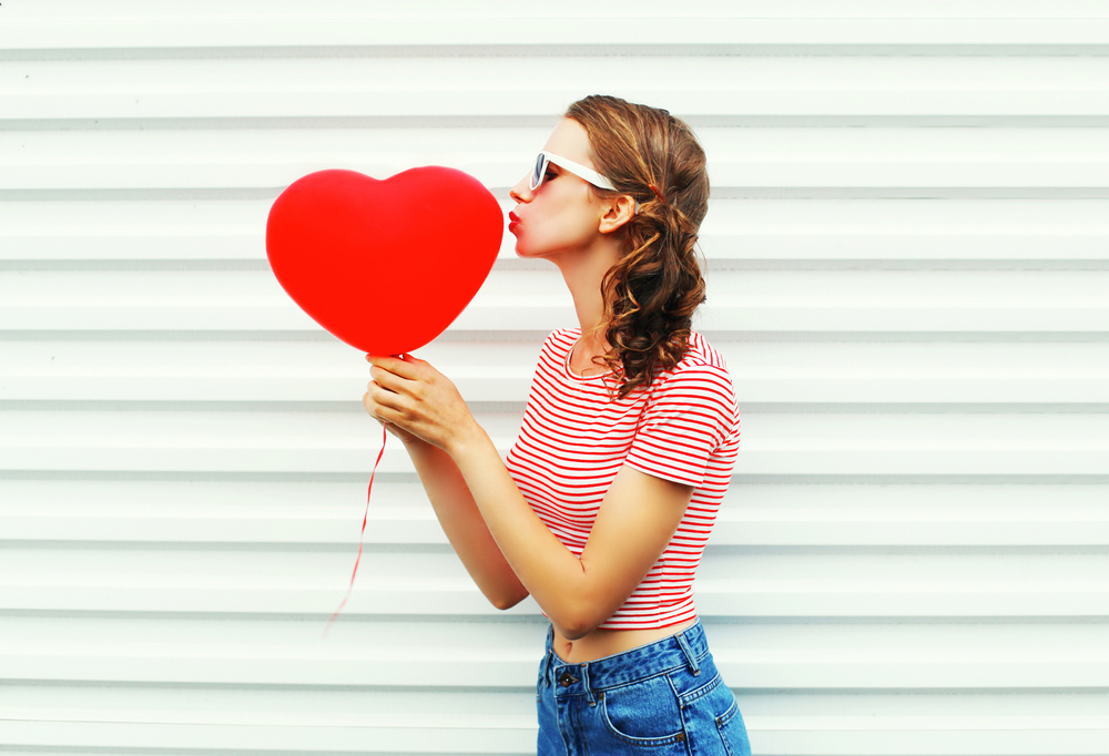 車の中でキスをする男性心理9選。なぜ別れ際や信号待ち、タクシーの中なのか