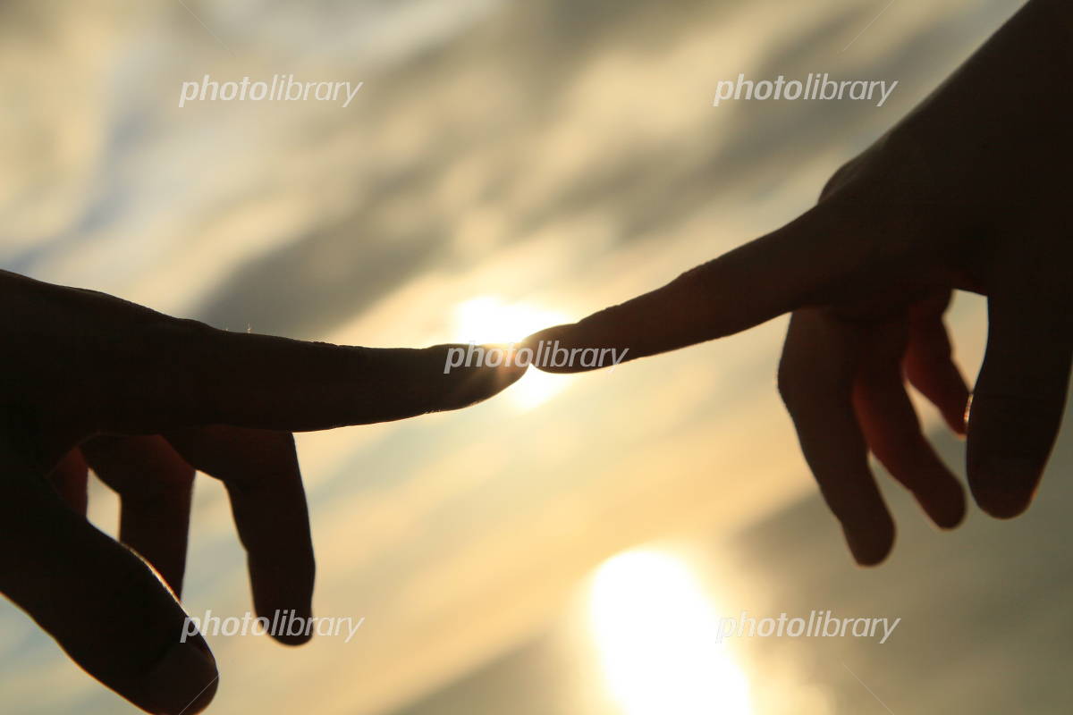 手を繋ぐ高校生カップル 10904001859 の写真・イラスト素材アマナイメージズ