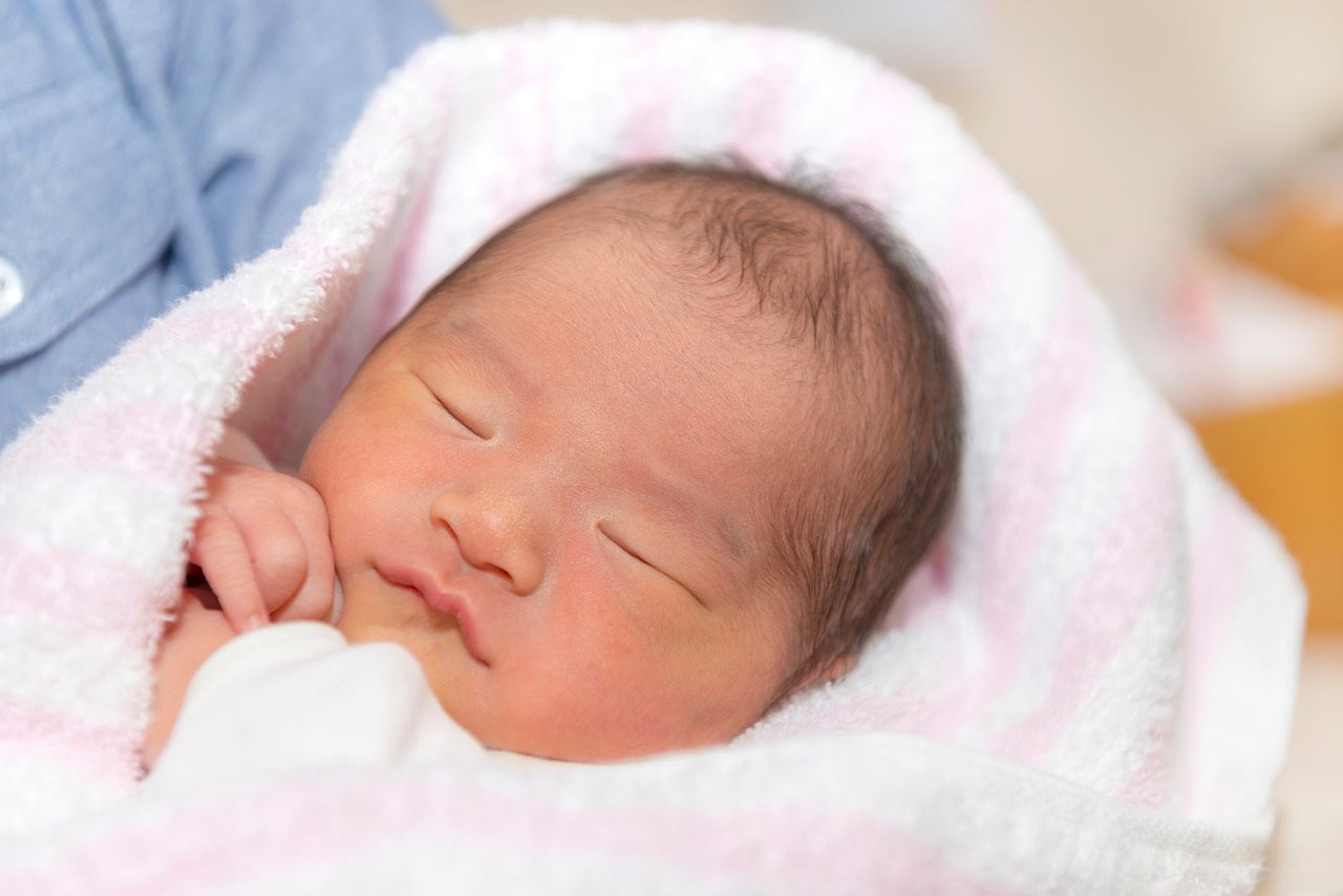 ニューボーンフォトとは？生まれたてを残せる魅力・メリットと注意点LOVEGRAPH Journal