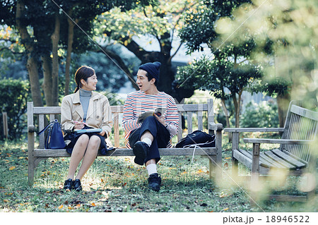 公園のベンチに座っていると、離れて見てシニア カップルの写真素材・画像素材 Image 79860054