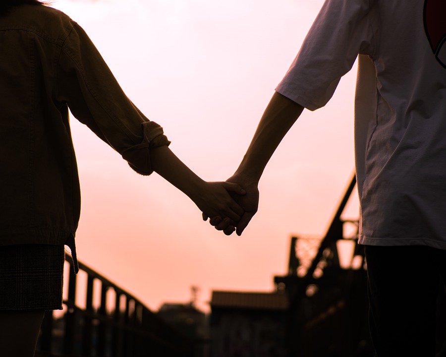 子どもとの安全な手のつなぎ方とは？ いつから・方法・グッズ・嫌がる・何歳まで保育士くらぶ