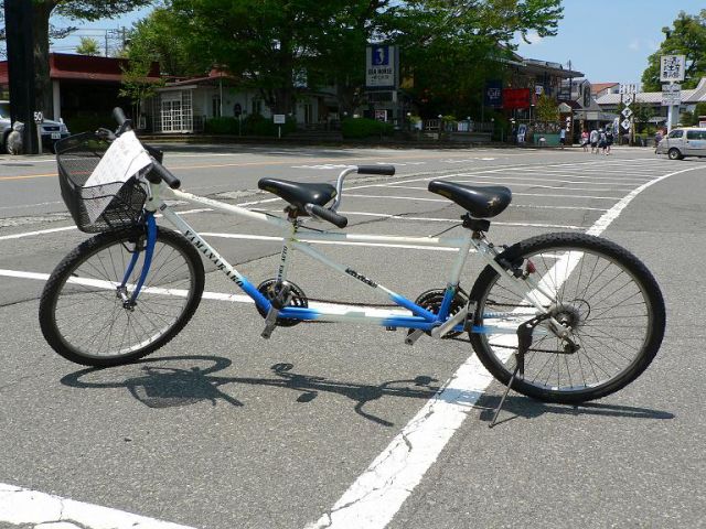 自転車に二人乗りするカップル 02463000466 の写真・イラスト素材アマナイメージズ