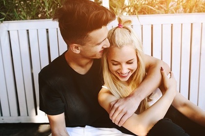 男女別 肩を組む心理大全集。関係別で変わる本音＆脈ありサインを解説！Smartlog