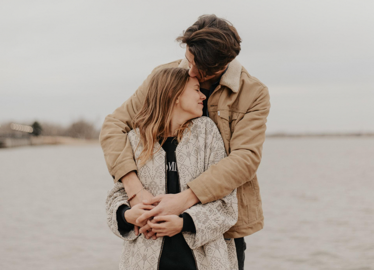 女性の頭を撫でる男性心理5選 好意があるの？それとも妹扱い？ - モデルプレス