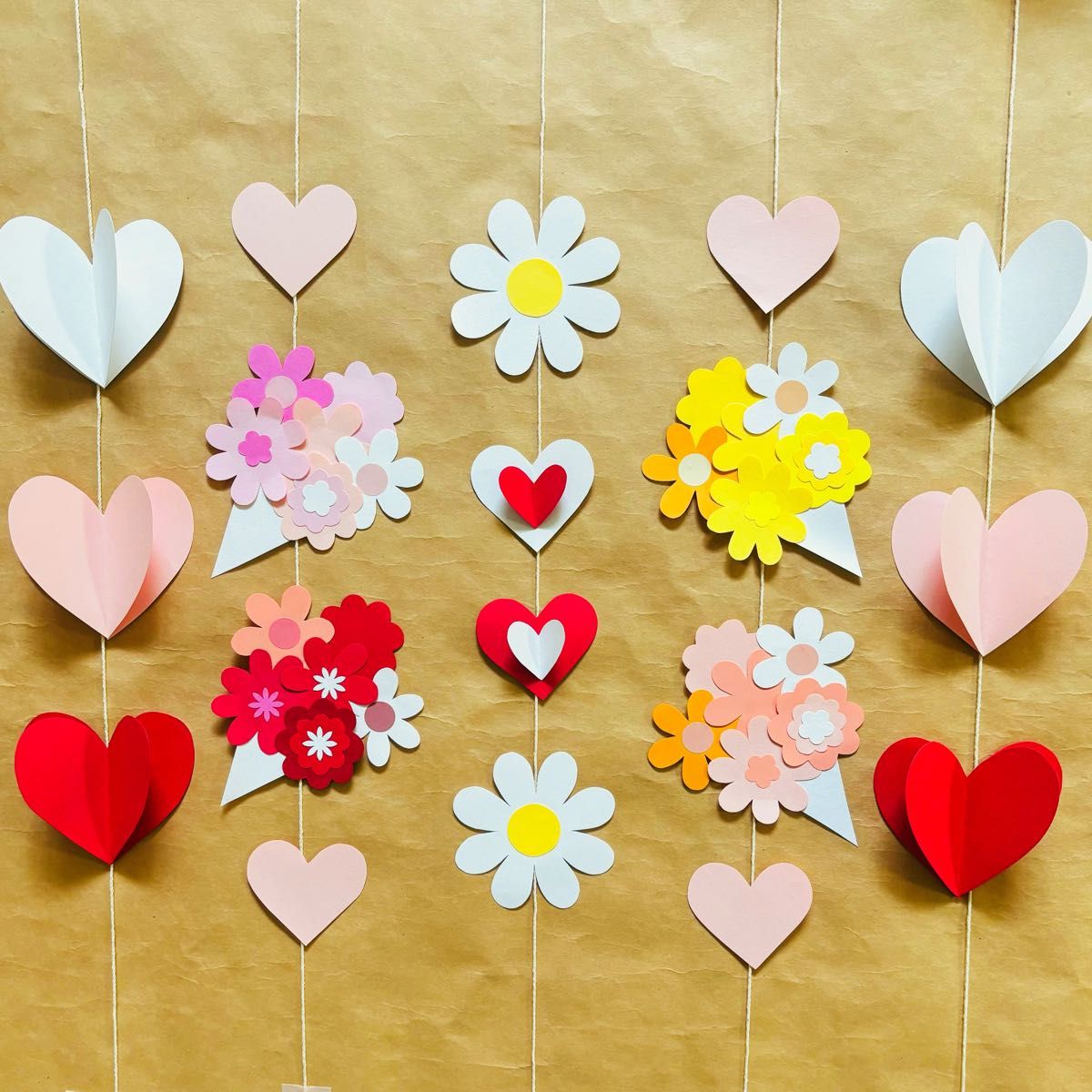 カーネーション＆リボン壁面飾り 母の日の保育素材♡カーネーションセット 壁面飾りとして活用するのはもちろん、プレゼントや写真やメッセージカードに添えても可愛いです♪こちらも4月ショップ再開後に販売予定です❁壁面飾り折り紙画用紙保育素材保育製作