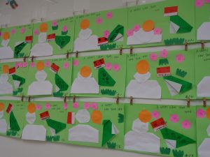 🎍プーさん鏡餅🎍 絵の具で鏡餅を描いてプーさんと同じく上にみかん🍊を載せたよ🍊屠蘇についてるミッキーのシルエットにさえ喜んでくれる子どもたち🥹💗 今年もお世話になりました🤍1月壁面製作お正月壁面お正月壁面飾りお正月20231月製作1月壁面保育